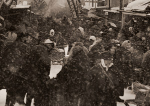 吹雪の年の市 [藤倉賢之助, 日本カメラ 1956年3月号より]のサムネイル画像