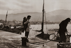 夫の帰りを待つ人 [安斎てる子, 日本カメラ 1956年3月号より]のサムネイル画像