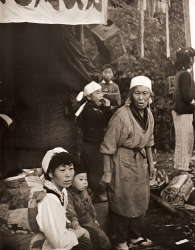 砂川町にて [近藤彰利, 日本カメラ 1956年3月号より] パブリックドメイン画像 