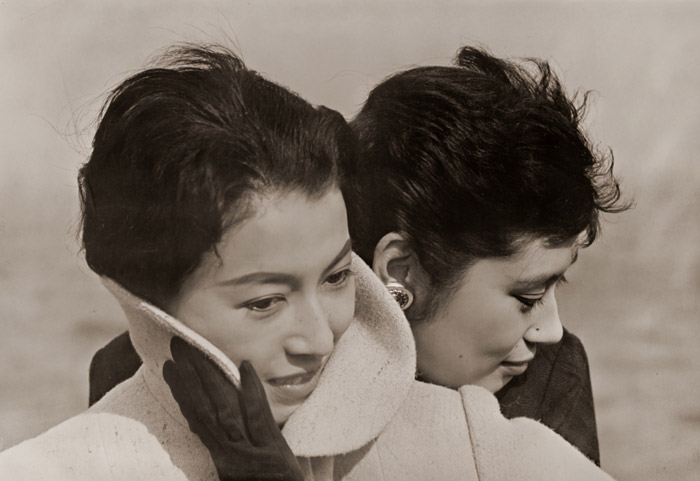 冬の女 [戸川明男, 日本カメラ 1956年3月号より] パブリックドメイン画像 