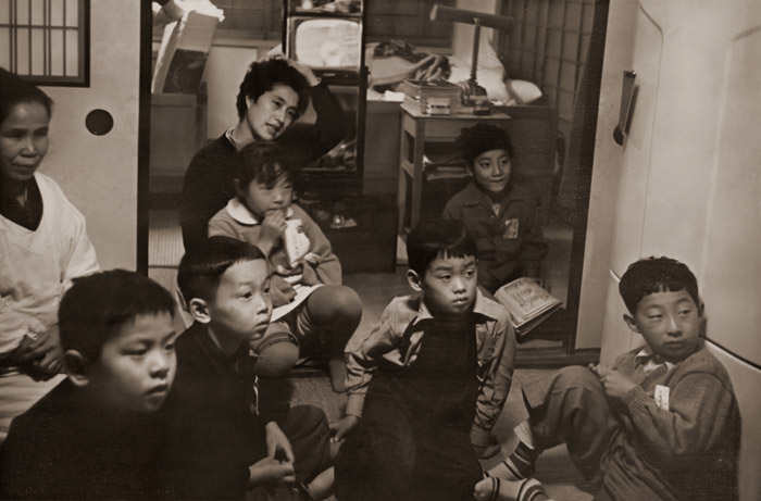 家庭テレビ [安斎てる子, 日本カメラ 1956年3月号より] パブリックドメイン画像 