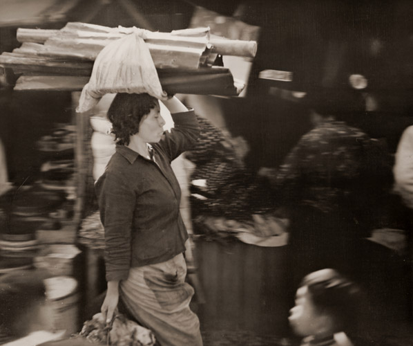市場で見た女 [山形恭弘, 日本カメラ 1956年3月号より] パブリックドメイン画像 