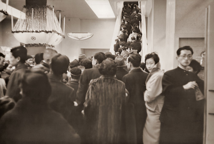デパートのエスカレーター [大束元, 日本カメラ 1956年3月号より] パブリックドメイン画像 