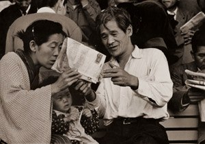 競馬場の人々 #3 [山田周平, 日本カメラ 1956年3月号より]のサムネイル画像