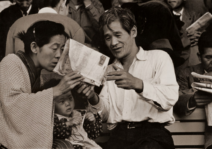 競馬場の人々 #3 [山田周平, 日本カメラ 1956年3月号より] パブリックドメイン画像 