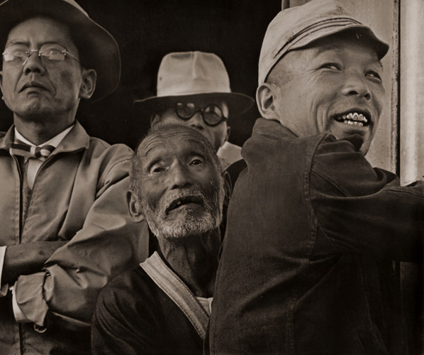 競馬場の人々 #2 [山田周平, 日本カメラ 1956年3月号より] パブリックドメイン画像 
