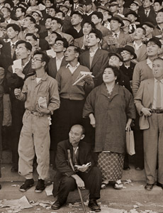 競馬場の人々 #1 [山田周平, 日本カメラ 1956年3月号より]のサムネイル画像