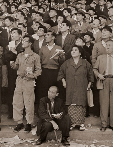競馬場の人々 #1 [山田周平, 日本カメラ 1956年3月号より] パブリックドメイン画像 