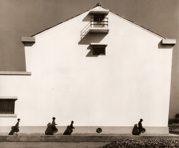 白き倉 [吉崎一人, アサヒカメラ 1938年6月号より] パブリックドメイン画像 