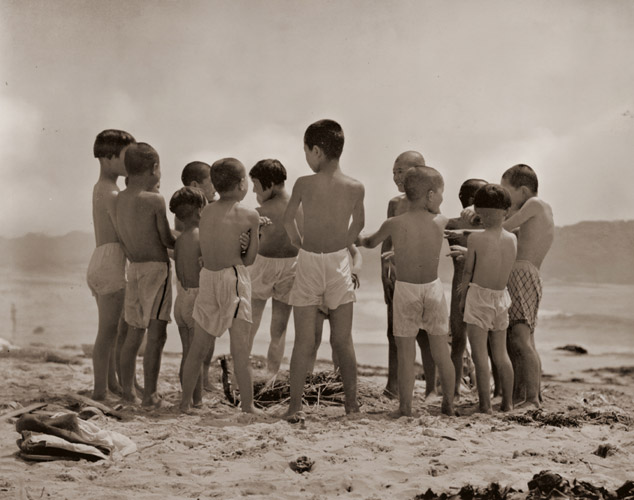 群童 [三鬼八郎, アサヒカメラ 1938年6月号より] パブリックドメイン画像 