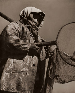 海苔採る女 [吉武源雄, アサヒカメラ 1938年6月号より]のサムネイル画像