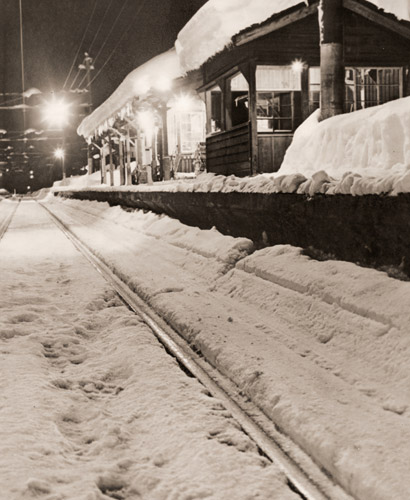 雪の駅 [野島秀一郎, 1937年, アサヒカメラ 1938年2月号より] パブリックドメイン画像 