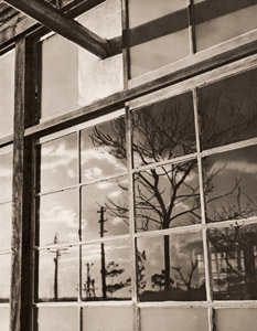 窓に映った冬 [山崎一夫, 1937年, アサヒカメラ 1938年2月号より]のサムネイル画像