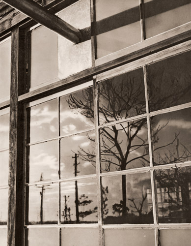 窓に映った冬 [山崎一夫, 1937年, アサヒカメラ 1938年2月号より] パブリックドメイン画像 
