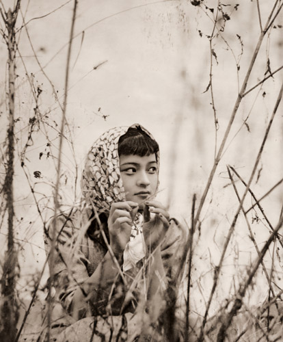 草むらに [本多文雄, 1937年, アサヒカメラ 1938年2月号より] パブリックドメイン画像 