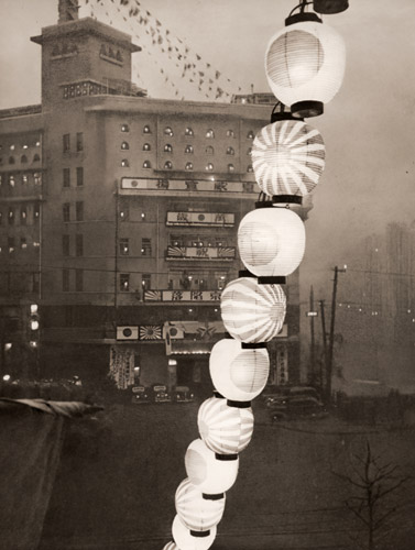 南京陥落の夜 [志良都, 1937年, アサヒカメラ 1938年2月号より] パブリックドメイン画像 