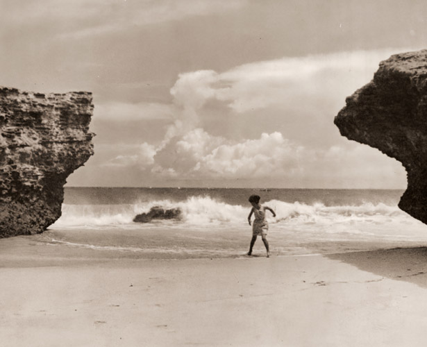 波に戯る [臼井房之助, 1937年, アサヒカメラ 1938年2月号より] パブリックドメイン画像 