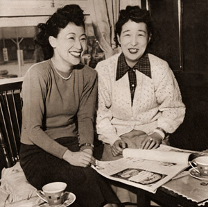Girlfriends [Naozo Omoto,  from Asahi Camera March 1951] Thumbnail Images