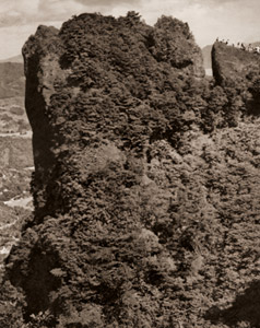 メ岩 [庄山松次, アサヒカメラ 1951年3月号より]のサムネイル画像