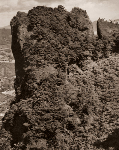 メ岩 [庄山松次, アサヒカメラ 1951年3月号より] パブリックドメイン画像 