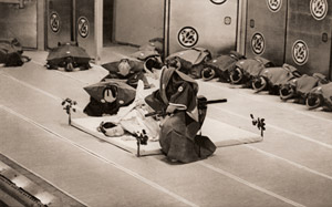 Theatre-goers need Manners (Scene of the Harakiri) [Susumu Higuchi,  from Asahi Camera March 1951] Thumbnail Images