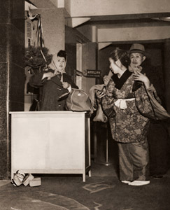 明治座観客所見 [樋口進, アサヒカメラ 1951年3月号より]のサムネイル画像
