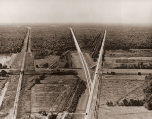 ルイジアナ州のアチャファラヤ湿地帯を横切る国道と鉄道 [アサヒカメラ 1951年3月号より]のサムネイル画像