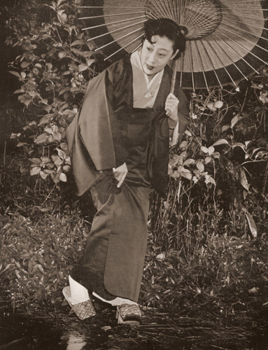 雨の日（山田五十鈴さん） [松島進, 1950年, アサヒカメラ 1951年3月号より] パブリックドメイン画像 
