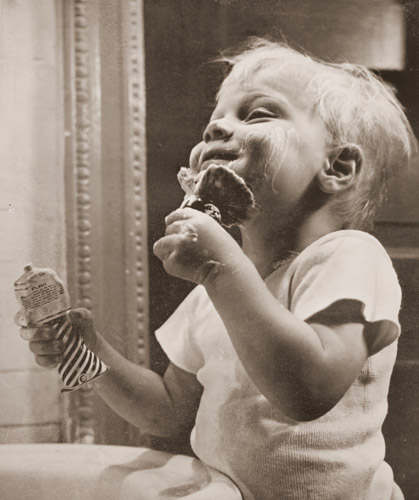 最初のひげそり [ジャージ・W・ジャーツ, アサヒカメラ 1951年3月号より] パブリックドメイン画像 