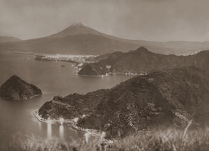 月明の富士 [大束元, アサヒカメラ 1951年3月号より]のサムネイル画像