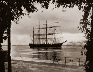 エルベ川に浮かぶ “パドヴァ”、オーストラリアへ向けて出発 [Ernst Pohlig, アサヒカメラ 1936年3月号より]のサムネイル画像