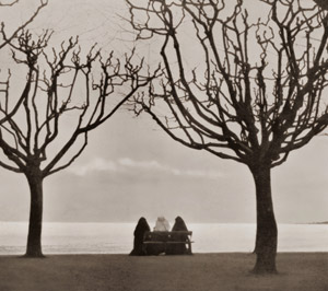 無題（ベンチに座る三人の修道女） [Hermann Fuß, アサヒカメラ 1936年3月号より]のサムネイル画像