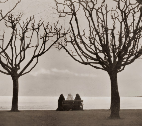 無題（ベンチに座る三人の修道女） [Hermann Fuß, アサヒカメラ 1936年3月号より] パブリックドメイン画像 