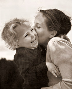 無題（母と子） [ヘッダ・ヴァルター, アサヒカメラ 1936年3月号より]のサムネイル画像