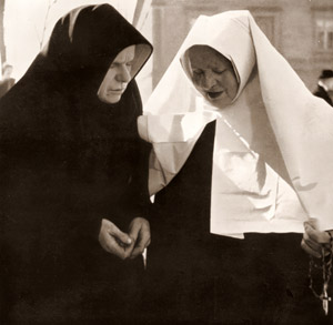 教会の後のヴェンド人の農婦たち [Horst Uhlig, アサヒカメラ 1936年3月号より]のサムネイル画像