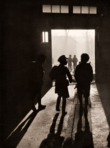 学校の朝 [井出弘, アサヒカメラ 1936年3月号より]のサムネイル画像