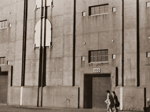 或る日の倉庫 [木村芳雄, 1935年, アサヒカメラ 1936年3月号より]のサムネイル画像