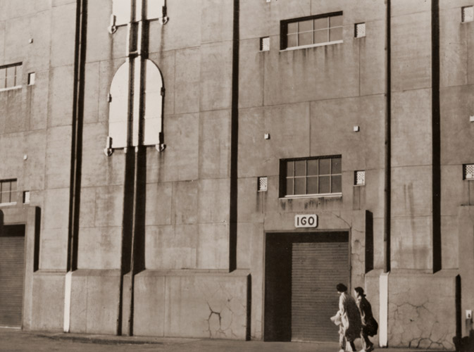 或る日の倉庫 [木村芳雄, 1935年, アサヒカメラ 1936年3月号より] パブリックドメイン画像 