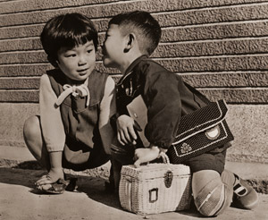眼鏡肝油本舗の広告（ひそひそ話） [アサヒカメラ 1955年12月号より]のサムネイル画像