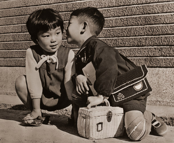 眼鏡肝油本舗の広告（ひそひそ話） [アサヒカメラ 1955年12月号より] パブリックドメイン画像 