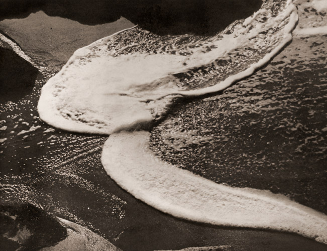 西海岸の波 [マイナー・ホワイト, アサヒカメラ 1955年12月号より] パブリックドメイン画像 