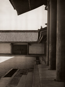 回廊 [中村定邦, アサヒカメラ 1955年12月号より]のサムネイル画像