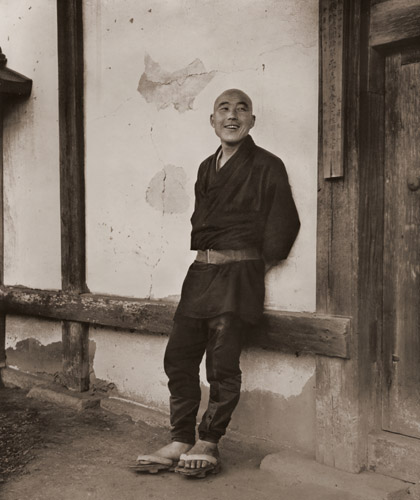 寺男 [西山清, アサヒカメラ 1955年12月号より] パブリックドメイン画像 