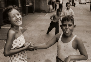 下町の子供たち（ニューヨーク） [林忠彦, アサヒカメラ 1955年12月号より]のサムネイル画像