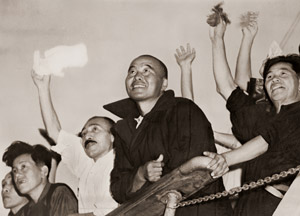 おお 日本だ！（第四次ソ連引揚） [福田滋, アサヒカメラ 1955年12月号より]のサムネイル画像