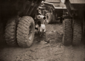 ダンプトラック [名取洋之助, アサヒカメラ 1955年12月号より]のサムネイル画像