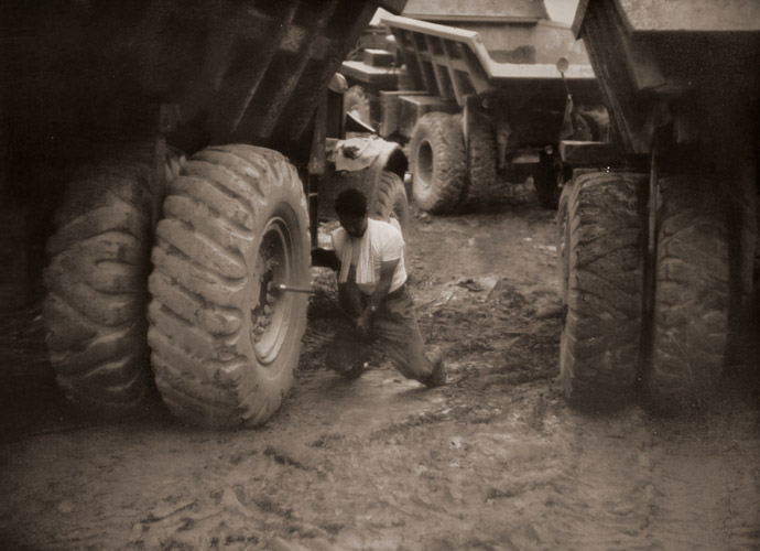 ダンプトラック [名取洋之助, アサヒカメラ 1955年12月号より] パブリックドメイン画像 
