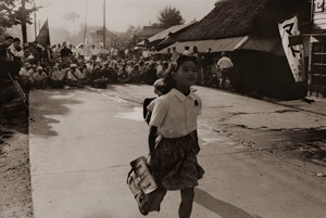 ピケライン（砂川町強制測量） [吉岡専造, アサヒカメラ 1955年12月号より]のサムネイル画像