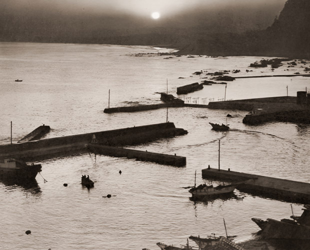 Fishing Port [Chusaku Hasegawa,  from Asahi Camera July 1956]
