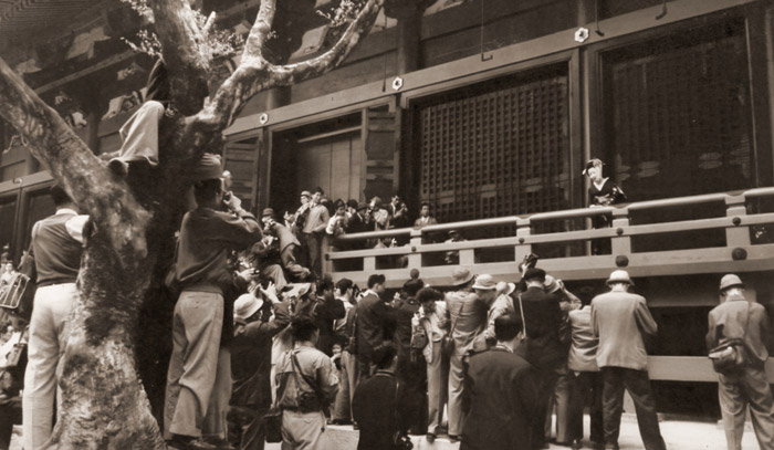 比叡山撮影会スナップ （舞妓の撮影会） [アサヒカメラ 1956年7月号より] パブリックドメイン画像 